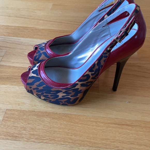Women Heels - Picture 2 of 5